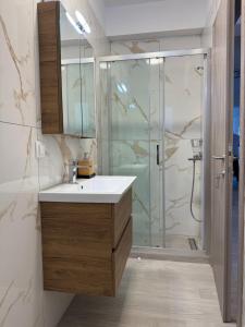 un bagno con lavandino e doccia di Luxury Villa Irinis a Nikiti Altre 16 foto