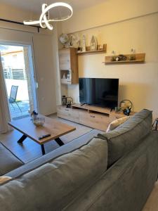 un soggiorno con un divano e un tavolo di Luxury Villa Irinis a Nikiti