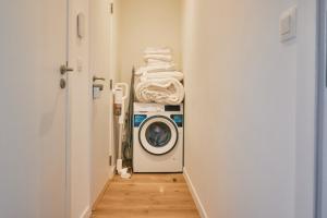 une buanderie avec un lave-linge et un lave-linge dans l'établissement Urbanchic Appartement Chill 3B, à Liège