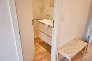 une petite salle de bain avec un lavabo et des toilettes dans l'établissement Urbanchic Appartement Chill 3B, à Liège