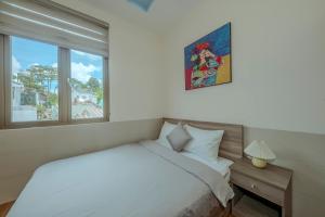 Postel nebo postele na pokoji v ubytování Dreamy Hotel Dalat