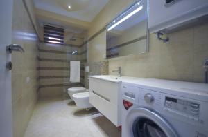 Ένα μπάνιο στο St.George Apartments +22 φωτογραφίες