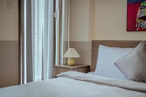 Postel nebo postele na pokoji v ubytování Dreamy Hotel Dalat