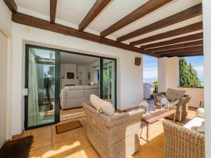 a living room with chairs and a couch at Cubo's Villa Las Capuchinas in Torremolinos