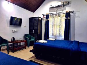 TV a/nebo společenská místnost v ubytování The Twin Cottages Coorg