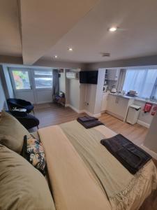a bedroom with a large bed and a kitchen at Castle Ings jem in Knaresborough
