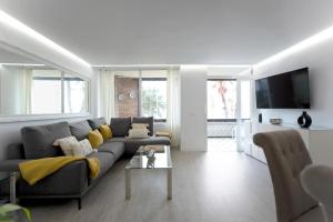 A television and/or entertainment centre at Vistas al mar - Primera línea playa de Malagueta