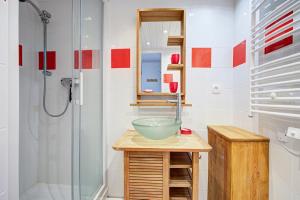 bagno con lavabo e doccia di Can Francisco - Maison vue montagne a Les Angles