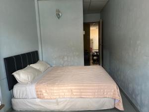 a bedroom with a bed in a room at Lenggong - Soon Lee Hotel in Kampong Ulu Jepai