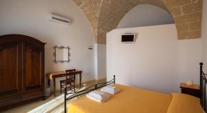 A bed or beds in a room at B&B La Garolla