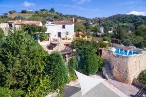 Vista de la piscina de Verekinthos Villas o d'una piscina que hi ha a prop