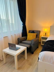 Postel nebo postele na pokoji v ubytování SG Homes