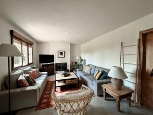 グアダラマにあるLa Finca del Montón de Trigoのソファとテーブルのあるリビングルーム +38枚の写真