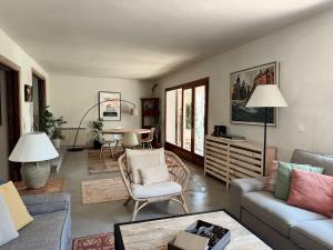 グアダラマにあるLa Finca del Montón de Trigoのソファとテーブルのあるリビングルーム