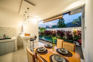 Πισίνα στο ή κοντά στο PROMO! Bali Rosa Villa Luxury & Cozy 2Bedroom in Canggu - Dedicated to Digital Nomad