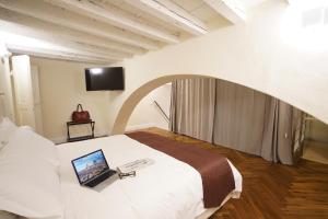 Μια τηλεόραση ή/και κέντρο ψυχαγωγίας στο Loft moderno vista centro città J House