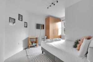 Postel nebo postele na pokoji v ubytování Work-from-Home 1 bed Sanctuary - 1-Min Walk to Chiswick Park Tube, a 20-Min Commute to Central London