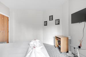 TV a/nebo společenská místnost v ubytování Work-from-Home 1 bed Sanctuary - 1-Min Walk to Chiswick Park Tube, a 20-Min Commute to Central London