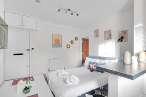 Postel nebo postele na pokoji v ubytování Work-from-Home 1 bed Sanctuary - 1-Min Walk to Chiswick Park Tube, a 20-Min Commute to Central London