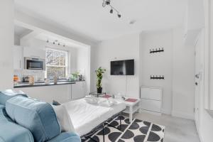 Kuchyň nebo kuchyňský kout v ubytování Work-from-Home 1 bed Sanctuary - 1-Min Walk to Chiswick Park Tube, a 20-Min Commute to Central London