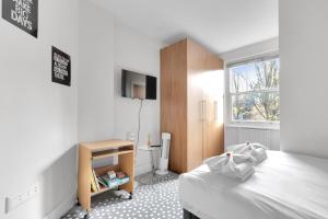 Postel nebo postele na pokoji v ubytování Work-from-Home 1 bed Sanctuary - 1-Min Walk to Chiswick Park Tube, a 20-Min Commute to Central London
