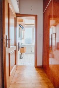 a hallway with a bathroom with a shower and a door at Ferienwohnung Oberhausen Sterkrade nahe Westfield CentrO in Oberhausen