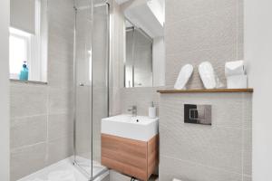 Koupelna v ubytování Work-from-Home 1 bed Sanctuary - 1-Min Walk to Chiswick Park Tube, a 20-Min Commute to Central London