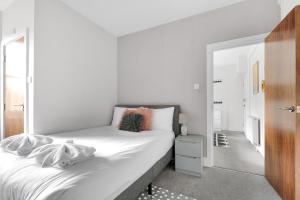 Postel nebo postele na pokoji v ubytování Work-from-Home 1 bed Sanctuary - 1-Min Walk to Chiswick Park Tube, a 20-Min Commute to Central London