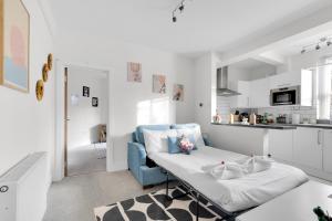 Kuchyň nebo kuchyňský kout v ubytování Work-from-Home 1 bed Sanctuary - 1-Min Walk to Chiswick Park Tube, a 20-Min Commute to Central London
