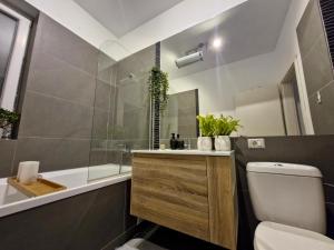 GirocにあるCity Forest - Apartament modern lângă Timișoaraのトイレ、洗面台、シャワー付きのバスルーム +18枚の写真