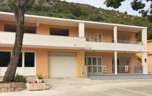 Tòa nhà nơi nhà nghỉ dưỡng tọa lạc