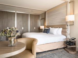 Кровать или кровати в номере Sofitel Quiberon Thalassa sea & spa