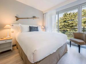 Кровать или кровати в номере Sofitel Quiberon Thalassa sea & spa