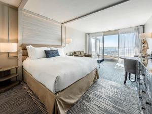 Кровать или кровати в номере Sofitel Quiberon Thalassa sea & spa