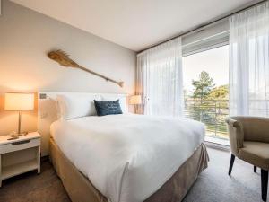 Кровать или кровати в номере Sofitel Quiberon Thalassa sea & spa