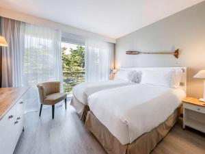 Кровать или кровати в номере Sofitel Quiberon Thalassa sea & spa