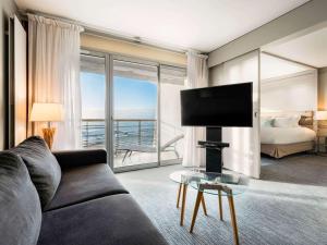 Телевизор и/или развлекательный центр в Sofitel Quiberon Thalassa sea & spa