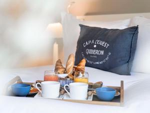 Кровать или кровати в номере Sofitel Quiberon Thalassa sea & spa