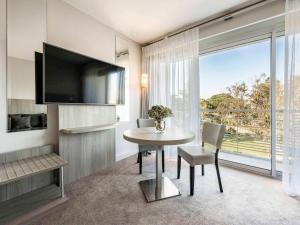 Телевизор и/или развлекательный центр в Sofitel Quiberon Thalassa sea & spa