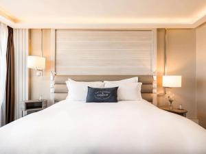 Кровать или кровати в номере Sofitel Quiberon Thalassa sea & spa