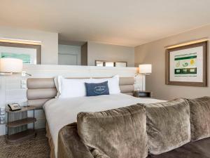Кровать или кровати в номере Sofitel Quiberon Thalassa sea & spa