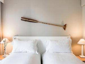 Кровать или кровати в номере Sofitel Quiberon Thalassa sea & spa