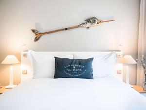 Кровать или кровати в номере Sofitel Quiberon Thalassa sea & spa