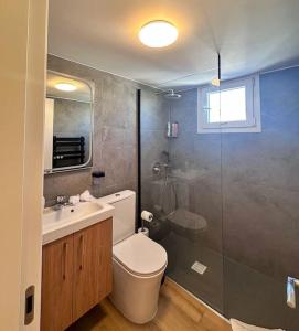 Ένα μπάνιο στο Beautiful One Bedroom Apartment 100 Meters from the Beach, Recently Renovated +16 φωτογραφίες