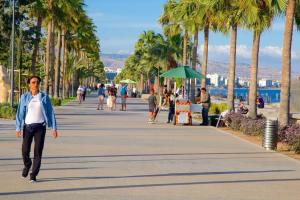 Επισκέπτες που μένουν στο Beautiful One Bedroom Apartment 100 Meters from the Beach, Recently Renovated