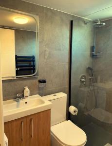 Ένα μπάνιο στο Beautiful One Bedroom Apartment 100 Meters from the Beach, Recently Renovated