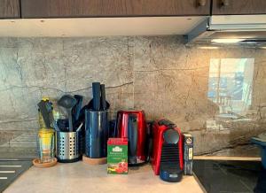 Η κουζίνα ή μικρή κουζίνα στο Beautiful One Bedroom Apartment 100 Meters from the Beach, Recently Renovated