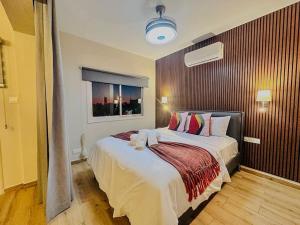 Ένα ή περισσότερα κρεβάτια σε δωμάτιο στο Beautiful One Bedroom Apartment 100 Meters from the Beach, Recently Renovated