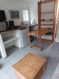Kuchyň nebo kuchyňský kout v ubytování Studio près de la mer