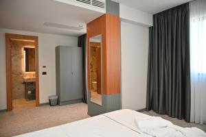 Postel nebo postele na pokoji v ubytování Adria Palace